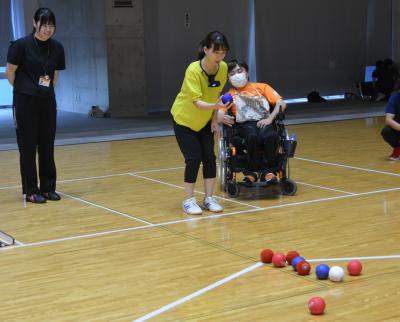 年齢や性別、障がいのあるなしにかかわらず競い合えるスポーツ「ボッチャ」を楽しむ様子