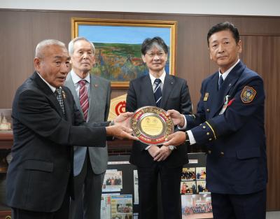 感謝プレートを贈呈する様子（左から板谷理事、藤井副会長、市長、酒井消防長）