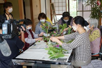 地域密着型デイサービスの利用者がフラワーアレンジメントを楽しむ様子