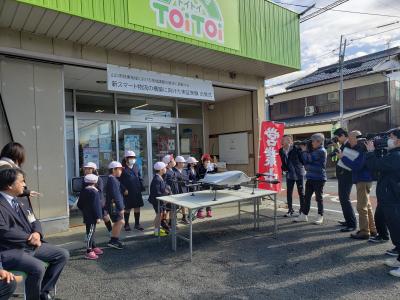 ドローンを間近で見るさくら小学校児童
