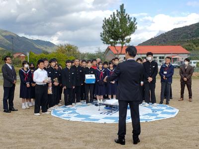 市長の話を聞く阿東中生徒の様子