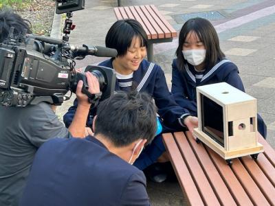 中学校の生徒たちがタブレットを操作する様子