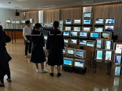 60台のタブレットを組み合わせて完成したデジタル壁画を鑑賞する様子