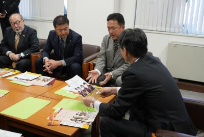 今年の事業について説明を受ける市長（右）