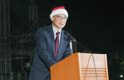 あいさつする伊藤クリスマス市長​