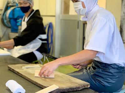 萩市「かまぼこ職人体験」の写真