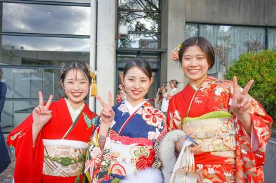 市民会館中庭で記念撮影をする参加者