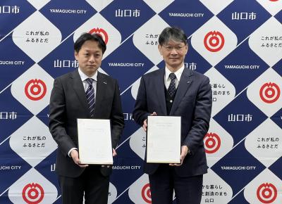 協定書を手にするパナソニック インダトリー株式会社山口拠点の新海拠点長（左）と市長（右）