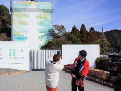 国宝瑠璃光寺五重塔で公開中のAR動画「超絶技巧の切り絵で魅せる五重塔」を視聴する様子