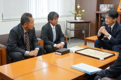 報告の様子(左が高田副理事長、右が長安理事長)