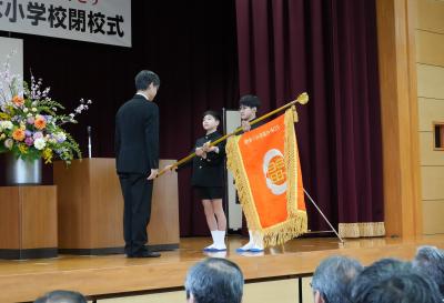 児童から市長に校旗が返納される様子