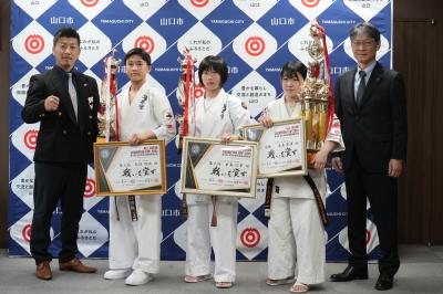 市長と山口実践空手慧昇會の皆さんとの記念撮影の様子