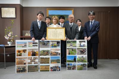 市長（前列右）と小林代表理事（前列右から2番目）と農事組合法人川西の皆さんとの記念撮影