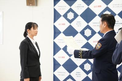感謝状を贈呈する様子（左から福原さん、酒井消防長）
