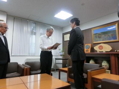 答申書受渡時の写真
