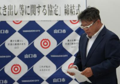 あいさつする田中代表理事