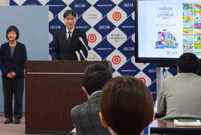 定例記者会見の様子