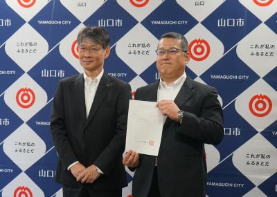 ​辞令を手にする石原さんと市長