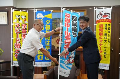 のぼり旗が贈呈される様子　 （左）水津支部長（右）伊藤市長