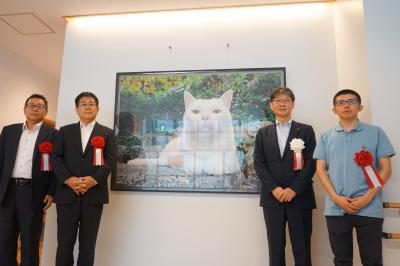 記念撮影の様子（左側2人が足立氏のご子息様、中央右が市長、右が吉村さん）