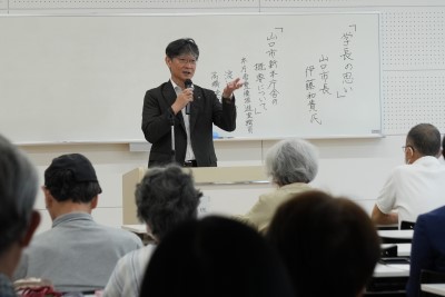 登壇する市長