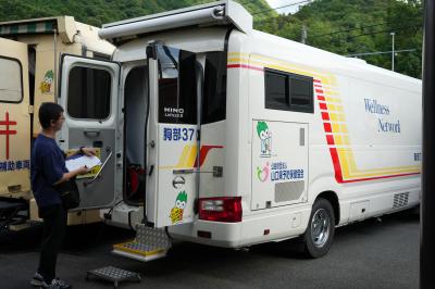 胸部レントゲン撮影を行う検診車