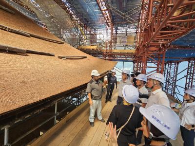 瑠璃光寺五重塔を視察される様子
