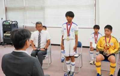 意気込みを語る部坂キャプテン（中央）