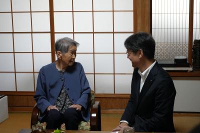 談笑の様子（左：宮川ヤス子さん、右：市長）