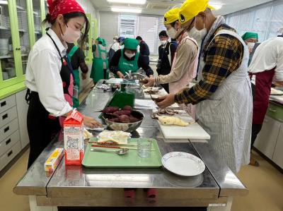 地元の旬な野菜を使って地元の皆さんよりお料理を学びます