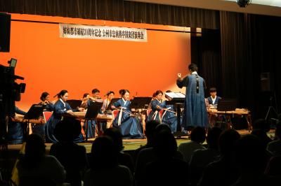 公州市忠南燕亭国楽団演奏会の様子