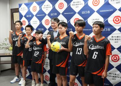出席者による記念撮影の様子