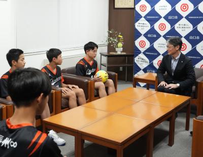 意気込みを語る本多選手（右から2番目）