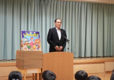 やまぐちハウスメーカー協会の三谷会長があいさつする様子