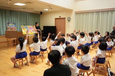 読み聞かせを聞く園児たち