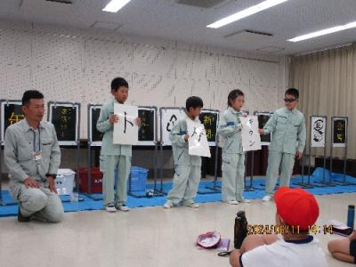 児童4名が授業補助をしている。