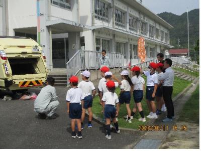 ごみ収集車を児童が見学している。