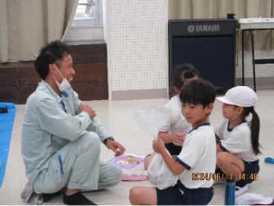 児童が正しい分別について話し合っている。