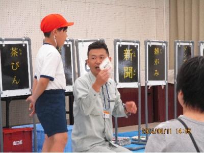 児童が正しい分別を発表している。