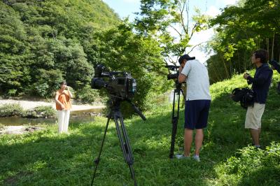 丁字川出合淵の前での撮影の様子