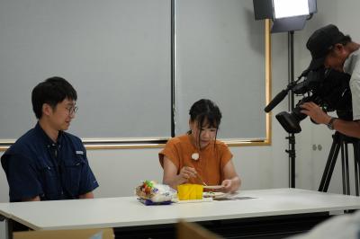 地形模型作りを体験する様子