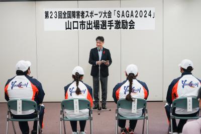 激励の言葉を述べる市長