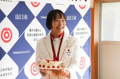 小郡柔道スポーツ少年団のみなさんから贈られたケーキを持つ廣瀬選手