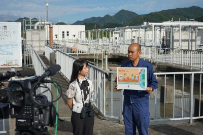 山口浄化センターで水をきれいにする仕組みを説明する様子