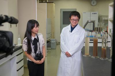 微生物が水をきれいにする仕組みを解説する様子