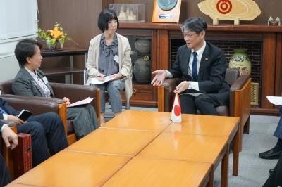 通訳を介して対談する両市長