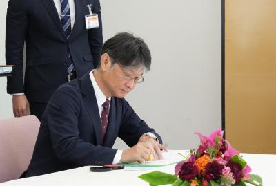 市長が調印する様子