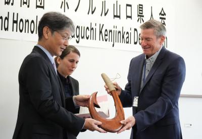 ホノルル市議会訪問団から本市への贈り物としていただいた「釣り針」