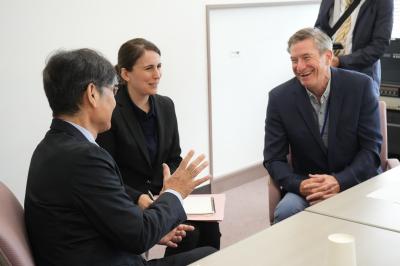通訳を介して対談する市長（左）とウォーターズ議長（右）