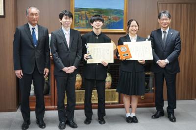記念撮影の様子（左から梅田校長、丸山顧問、村田さん、浦さん、市長）